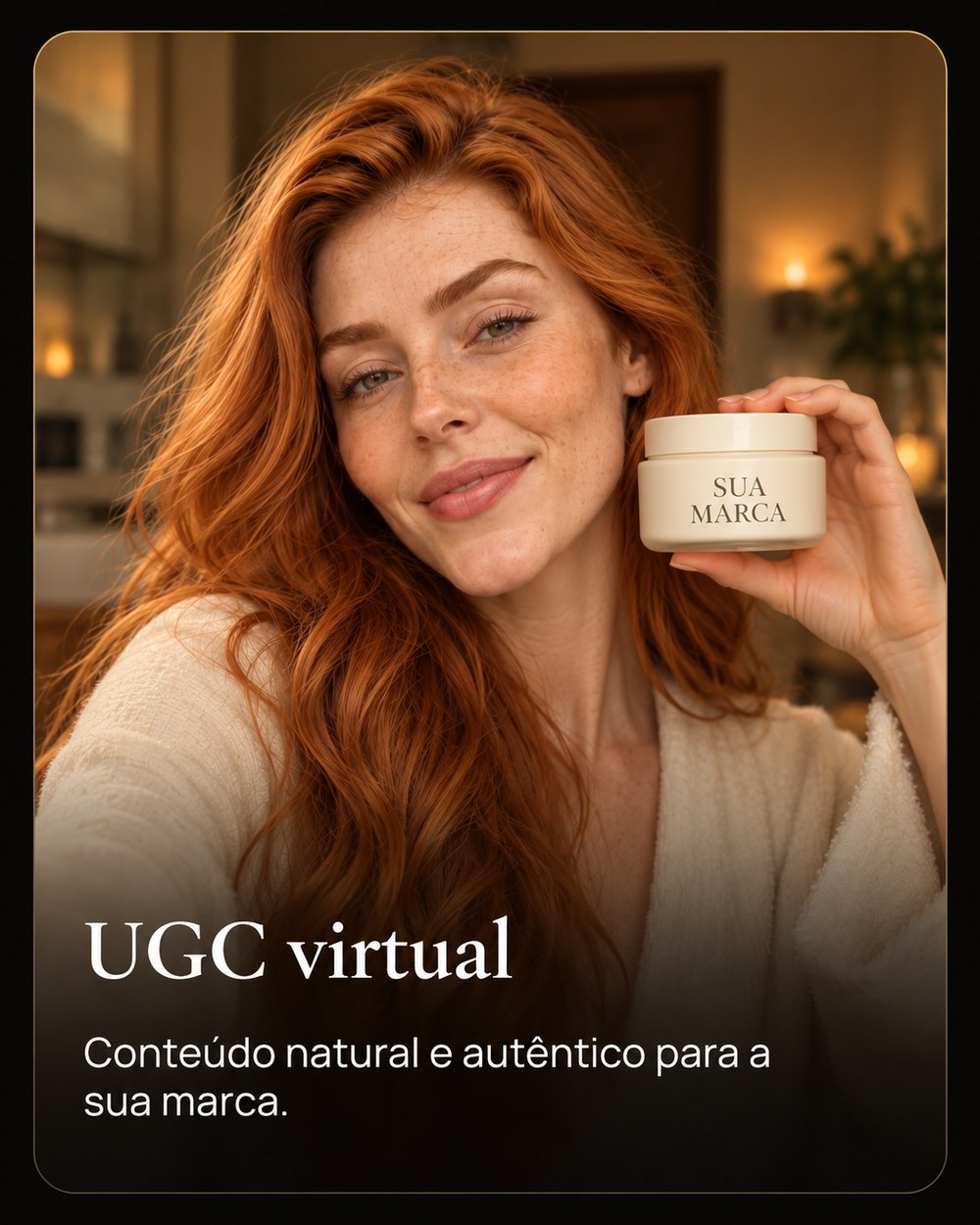Beatriz Guedes de roupão, sorrindo e mostrando um pote de creme com a marca da cliente