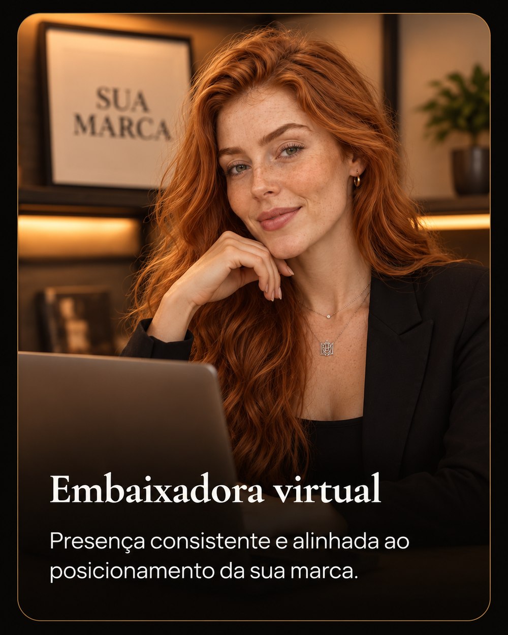 Beatriz Guedes de blazer preto em um escritório, com um quadro da marca da cliente ao fundo