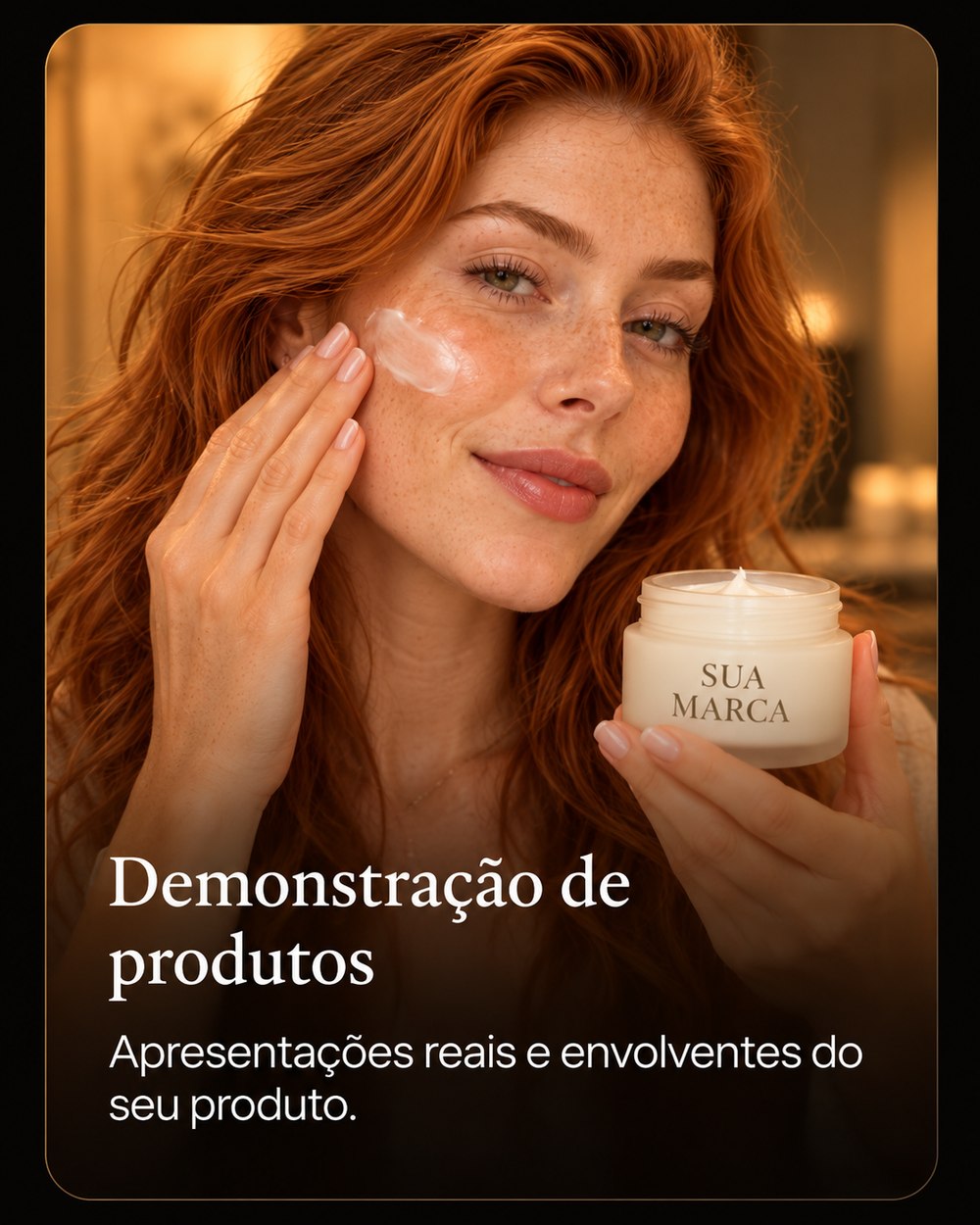Beatriz Guedes aplicando creme facial no rosto segurando o pote aberto com a marca da cliente