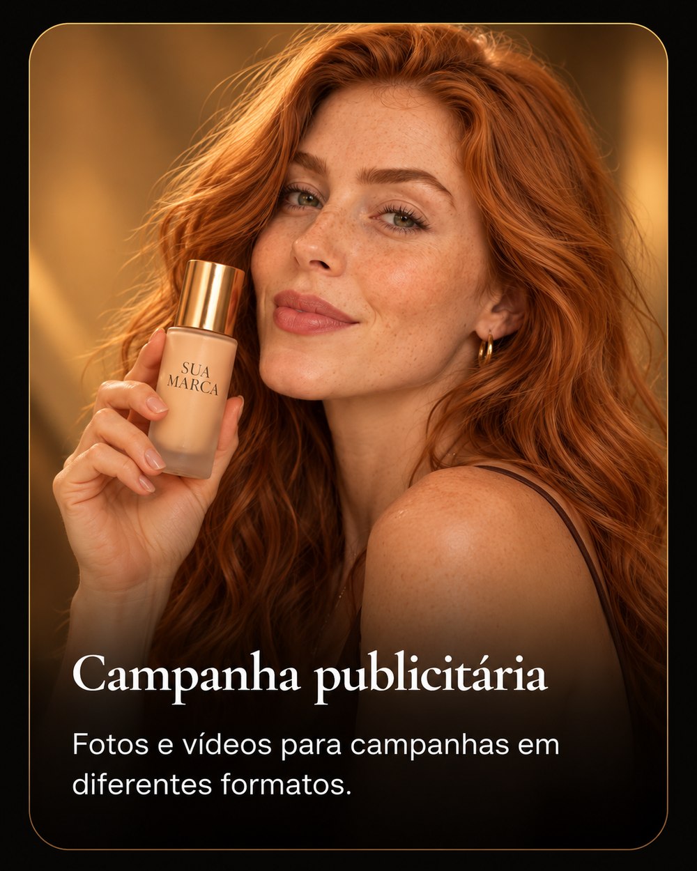 Beatriz Guedes segurando um frasco de base com a marca da cliente, em estúdio com luz dourada
